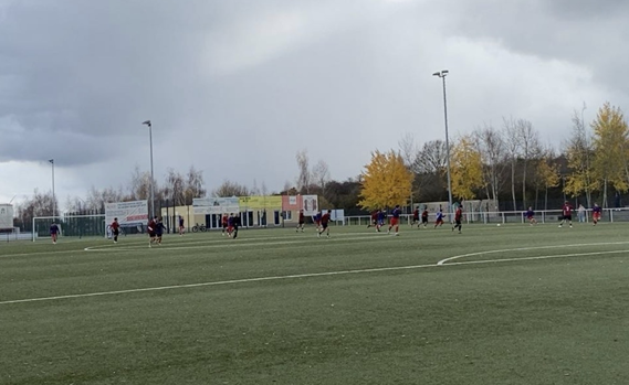 Große und kleine Fußball-Jungs im Einsatz 